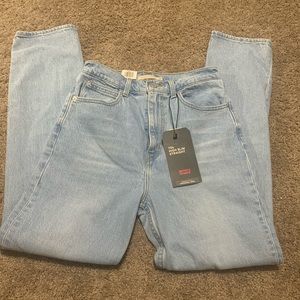 LEVI’S